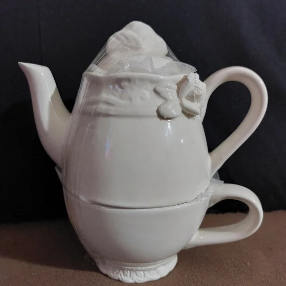 Vintage Teapot Cup Set Stacked White Porcelain with Relief Molded White Flowers - Picture 15 of 15